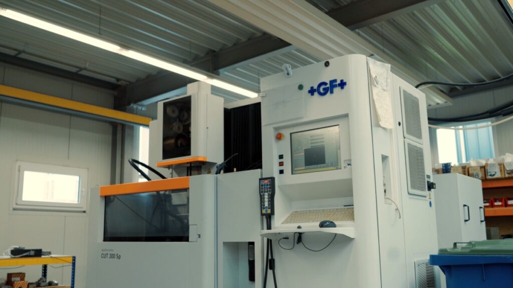 Drahterodiermaschine GF AgieCharmilles CUT 300 Sp in einer Produktionshalle