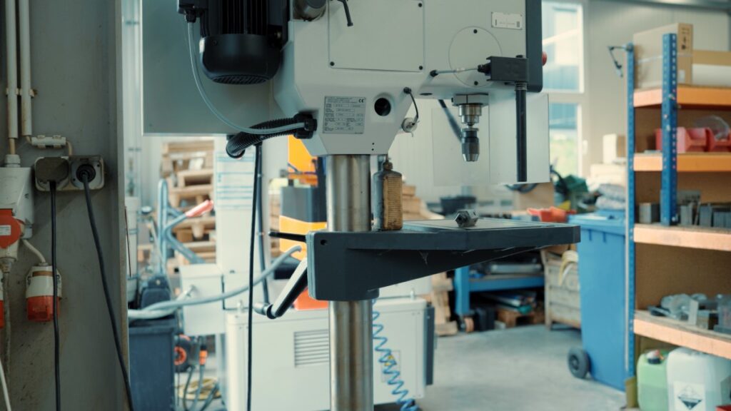 Säulenbohrmaschine mit eingespanntem Werkstück in der Fertigung