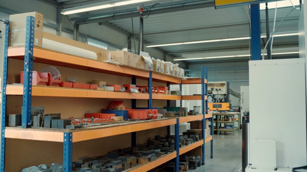 Ein blaues und oranges Lagerregal in einer Fabrikhalle