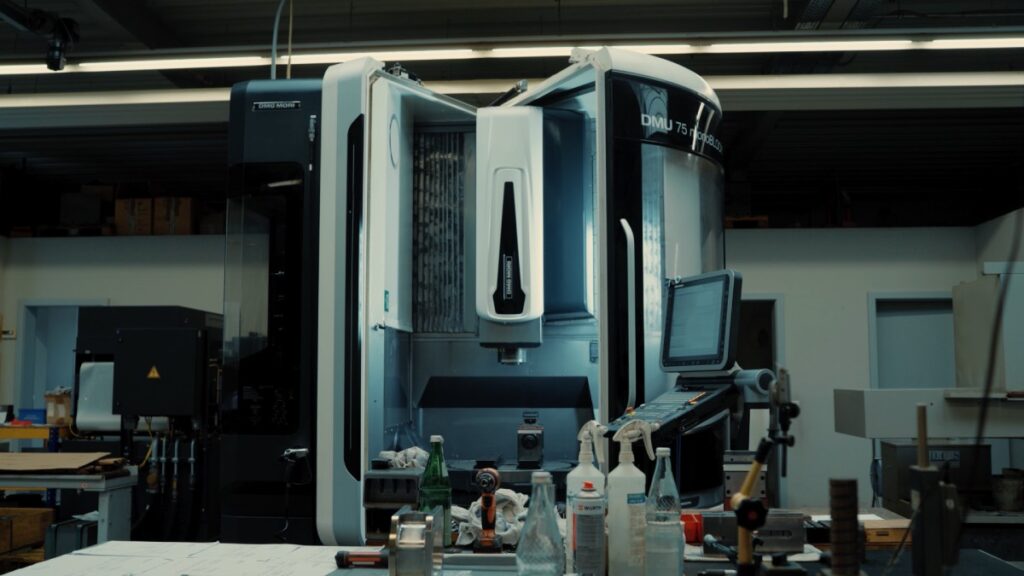 DMU 75 monoBLOCK 5-Achs-Fräsmaschine von DMG MORI in einer Fabrikhalle