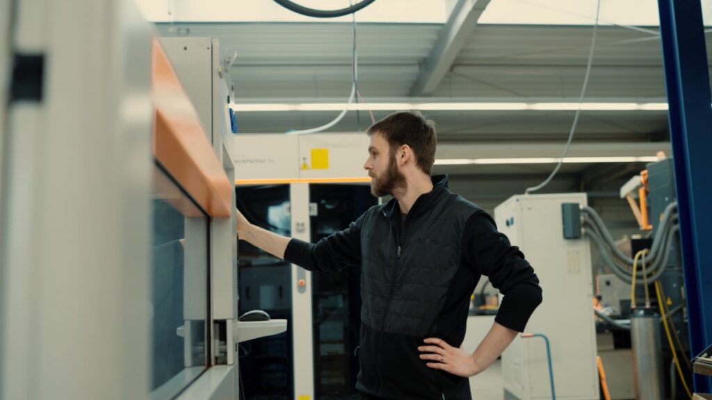 Techniker bedient das Steuerungspanel einer Industrieanlage
