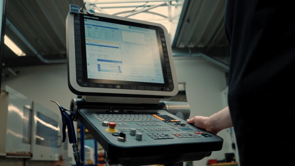 Bedienfeld einer DMG MORI CNC-Steuerung mit Bildschirm und Tastatu