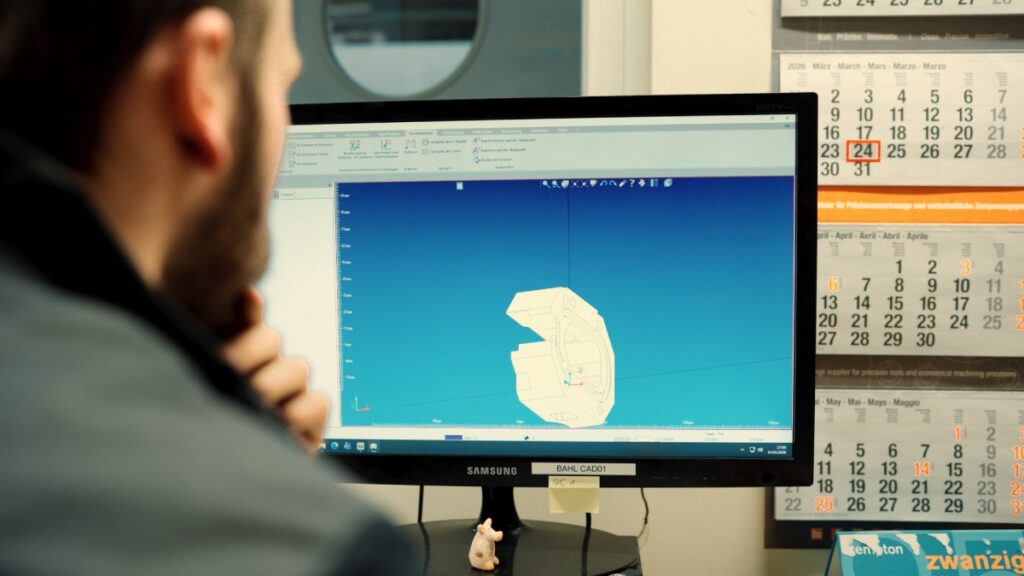 Konstrukteur am PC betrachtet ein 3D-CAD-Modell eines Bauteils